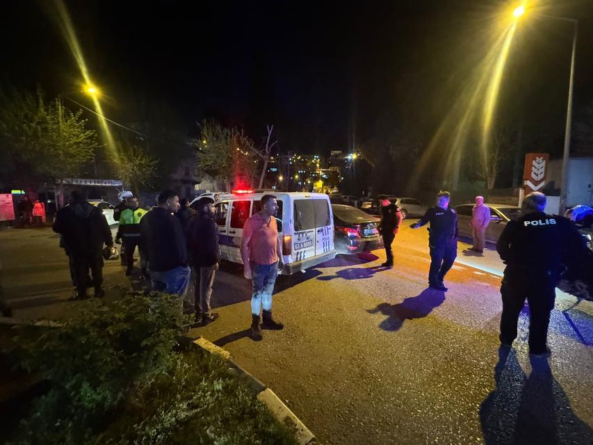 Bıçaklı kavgayı polis havaya ateş açarak sonlandırdı
