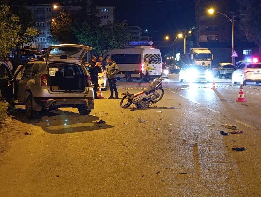 Otomobille kafa kafaya çarpışan motosiklet sürücüsü hayatını kaybetti