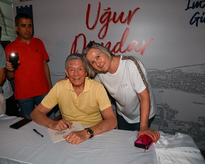 Dündar Kuşadası’nda sevenleriyle bir araya geldi