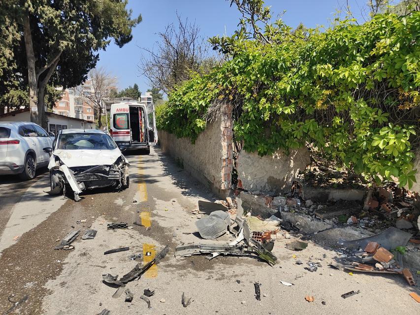 Aydın'da otomobil bahçe duvarına çarptı