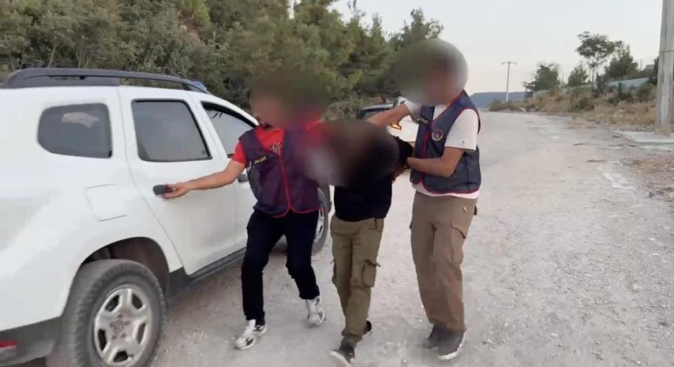 Eski sevgili dehşeti! Genç kadını ailesinin önünde silahla kaçırdı
