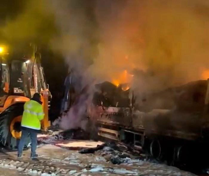 Tır alev alev yandı