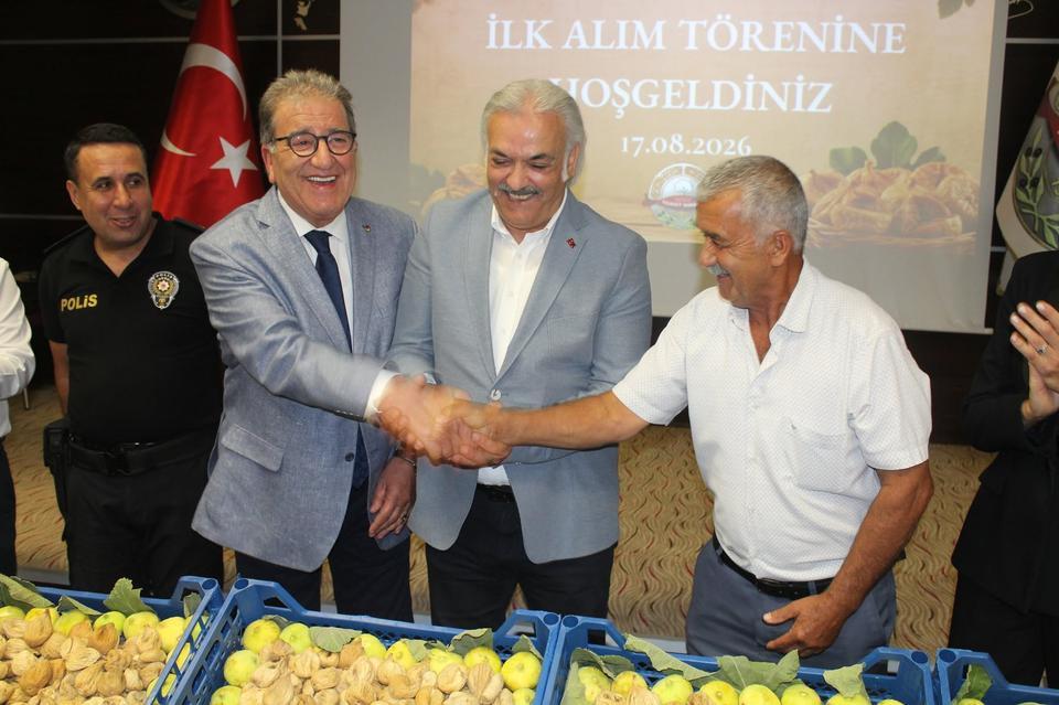 Söke’de ilk kuru incir 600 TL’den sembolik olarak satıldı