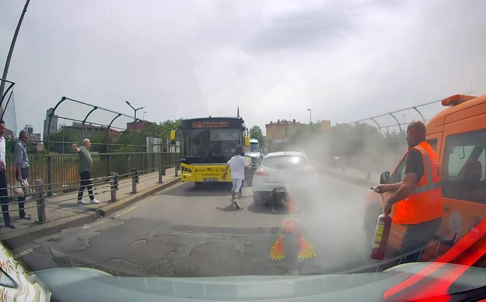 Trafikte tartıştığı bıçaklı saldırgana yangın tüpüyle müdahale etti