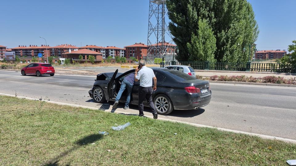 KAZA YERİNDEKİ POLİS ARACINA OTOMOBİL ÇARPTI: 1'İ POLİS 1'İ BEKÇİ TOPLAM 6 YARALI