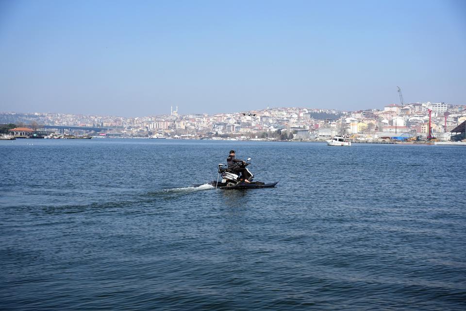 İSTANBUL'DA HEM DENİZDE HEM KARADA GİDEBİLEN MOTOSİKLET YAPTI