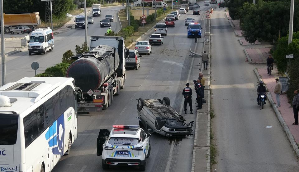 OTOMOBİL TERS DÖNDÜ, İKİ YARALI EL ELE TUTUŞUP BEKLEDİ KAZADA TERS DÖNEN OTOMOBİLİN KONTROLDEN ÇIKTIĞI ANLAR İSE BİR İŞ YERİNİN GÜVENLİK KAMERASINA SANİYE SANİYE YANSIDI