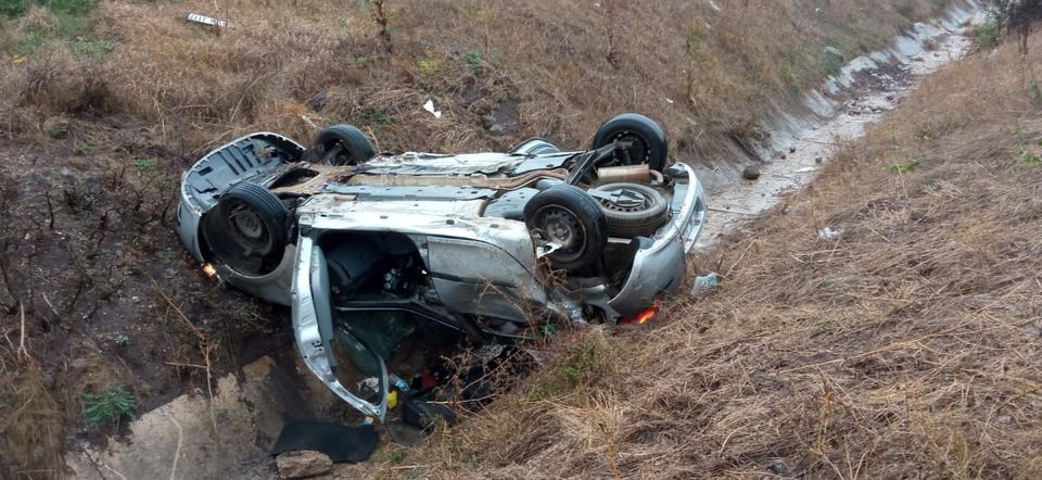 OTOYOLDA 3 ARAÇ BİRBİRİNE GİRDİ, OTOMOBİL SU KANALINA UÇTU: 6 YARALI