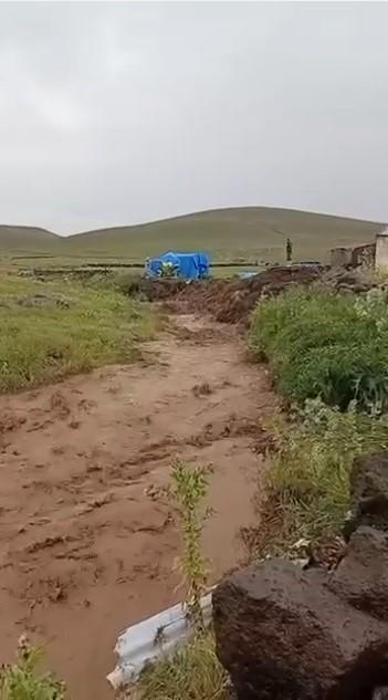 Kuvvetli sağanak sele neden oldu