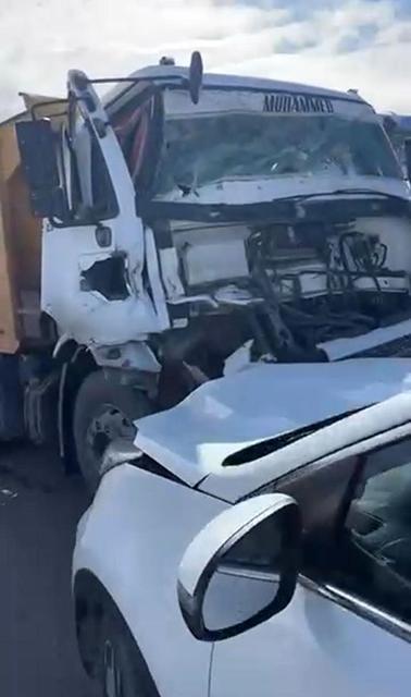 Hafriyat kamyonuyla iki otomobil çapıştı: 2 yaralı