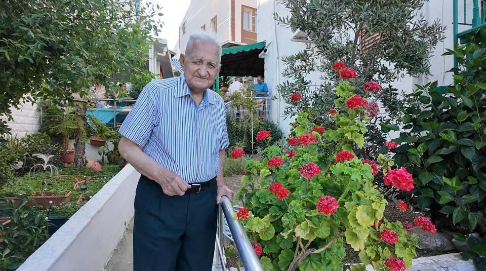 ASRI GERİDE BIRAKTI, 101 YAŞINA KOMŞULARININ ALKIŞLARIYLA GİRDİ