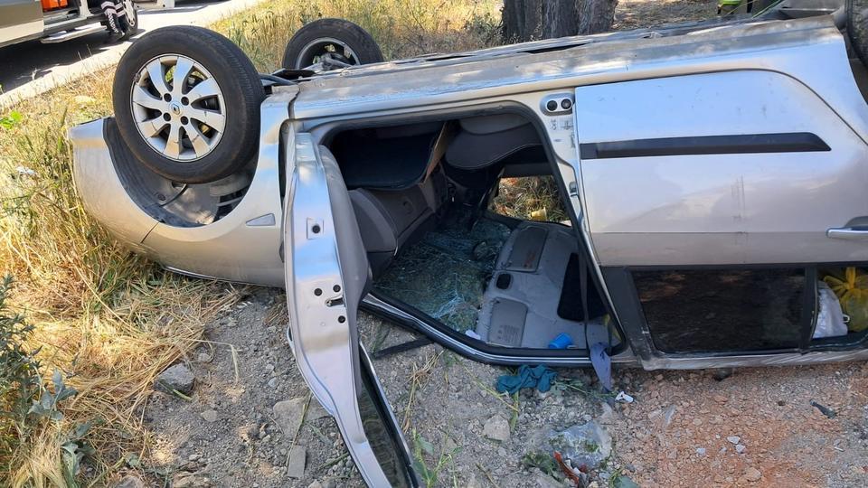 BALIKESİR'DE TAKLA ATAN ARAÇTA Kİ 2 ŞAHIS YARALANDI