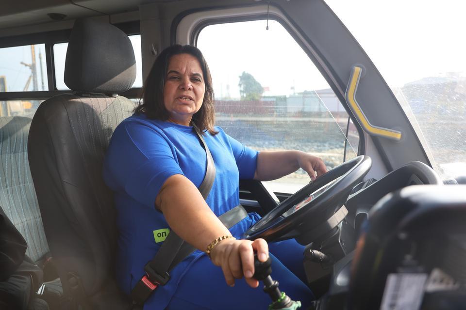 Dolmuşçu Zeynep, direksiyon sallayarak ekmek parasını kazanıyor
