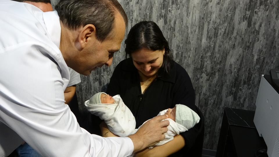 MİLYONDA BİR GÖRÜLEN DOĞUM OLAYI TRABZON'DA GERÇEKLEŞTİ GEBELİKTE DÜNYADA ÜÇÜNCÜ TÜP BEBEK VAKASI TRABZON'DA YAŞANDI, İKİ RAHMİNDEN İKİ BEBEK DÜNYAYA GELDİ İKİ RAHMİNDE BİRDEN GEBELİK YAŞAYAN ATAGÜN ÇİFTİ 6 YILLIK MÜCADELENİN ARDINDAN İKİZLERİNE TRABZON'DA KAVUŞTU