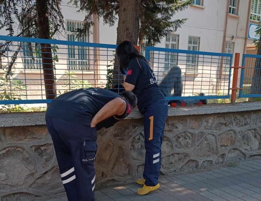 BURSA'DA BİR GENÇ OKUL DUVARININ ÜZERİNDE ÖLÜ BULUNDU