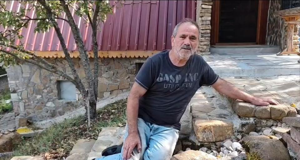 BAHÇESİNE GELEN TİLKİ İLE DOST OLDU