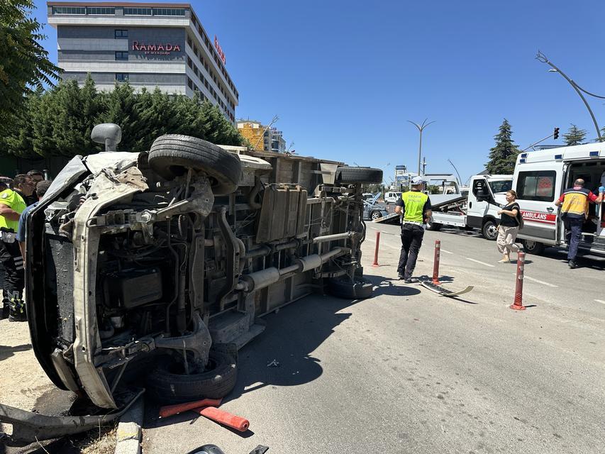 Kamyonet ile otomobil çarpıştı