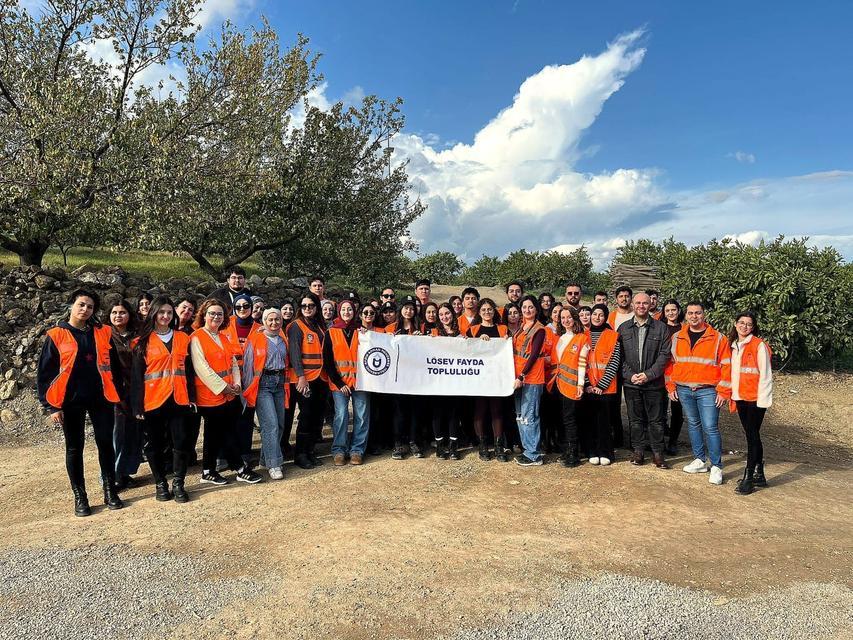 ADÜ öğrencilerinden LÖSEV için mandalina hasadı etkinliği