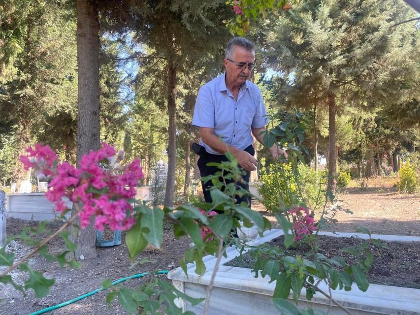 Kaybettiği oğlunu mezarlıkta binlerce fidanla yaşatıyor