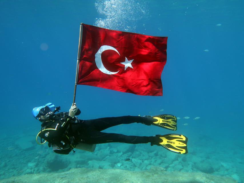 Deniz dibinde Türk bayraklı 30 Ağustos kutlaması