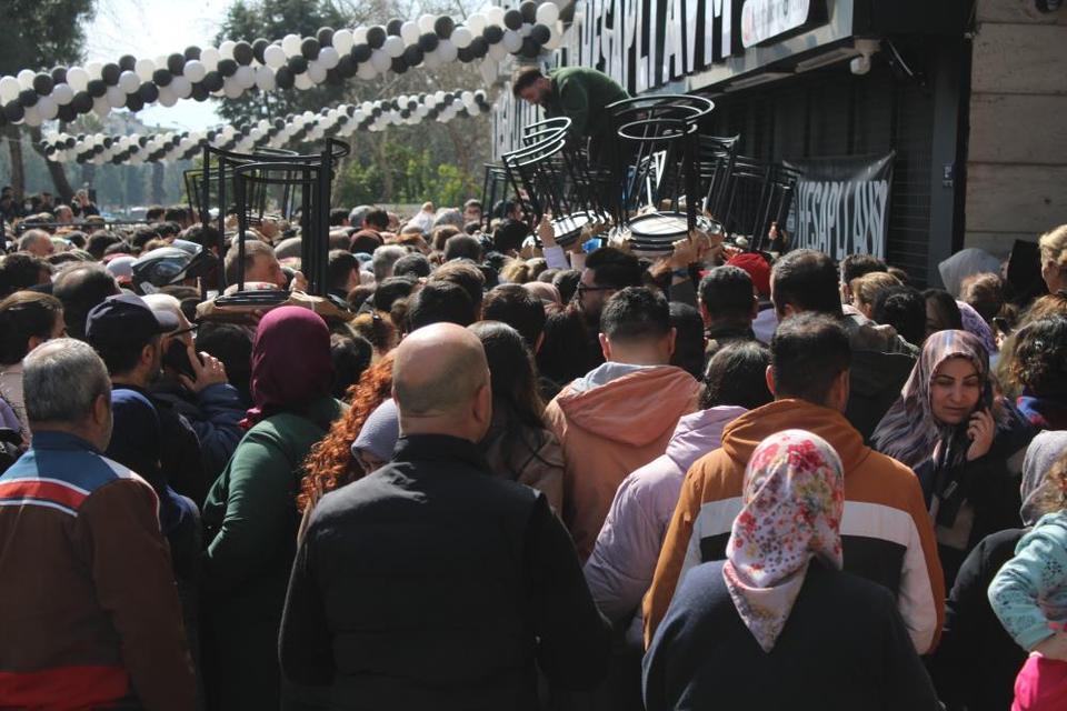 Aydın'da 'indirimli eşya' izdihamı: Ezilen ve bayılan vatandaşlar hastaneye kaldırıldı