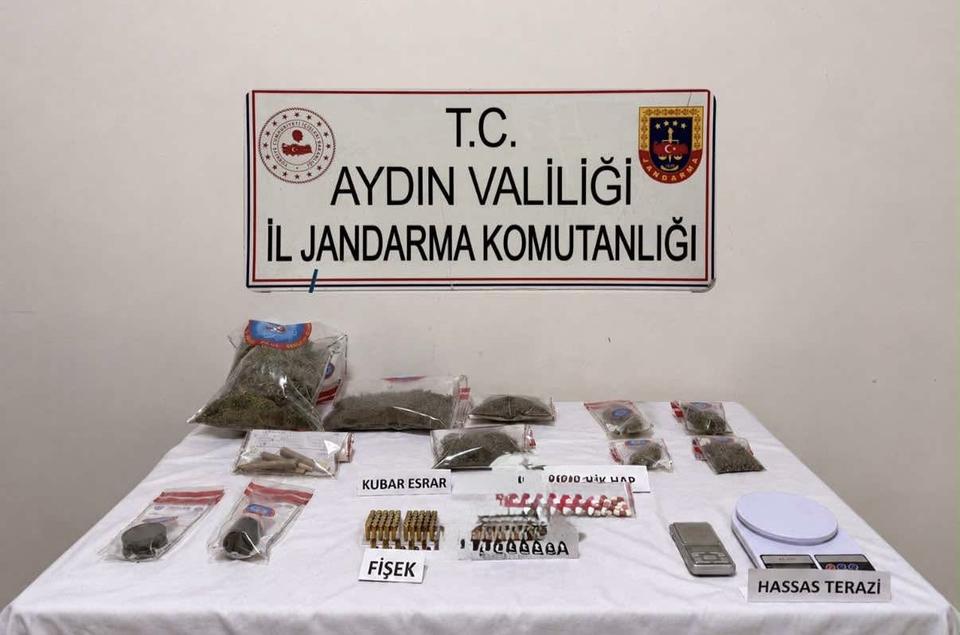 Aydın’da eş zamanlı operasyon: Adreslerden 3,3 kilo esrar ve tabanca çıktı
