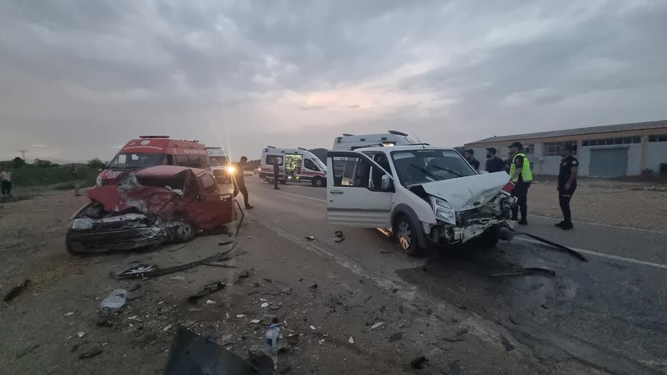 Adana’nın Kozan ilçesinde iki otomobilin kafa kafaya çarpıştığı kazada 1 kişi hayatını kaybederken, 5 kişi yaralandı.