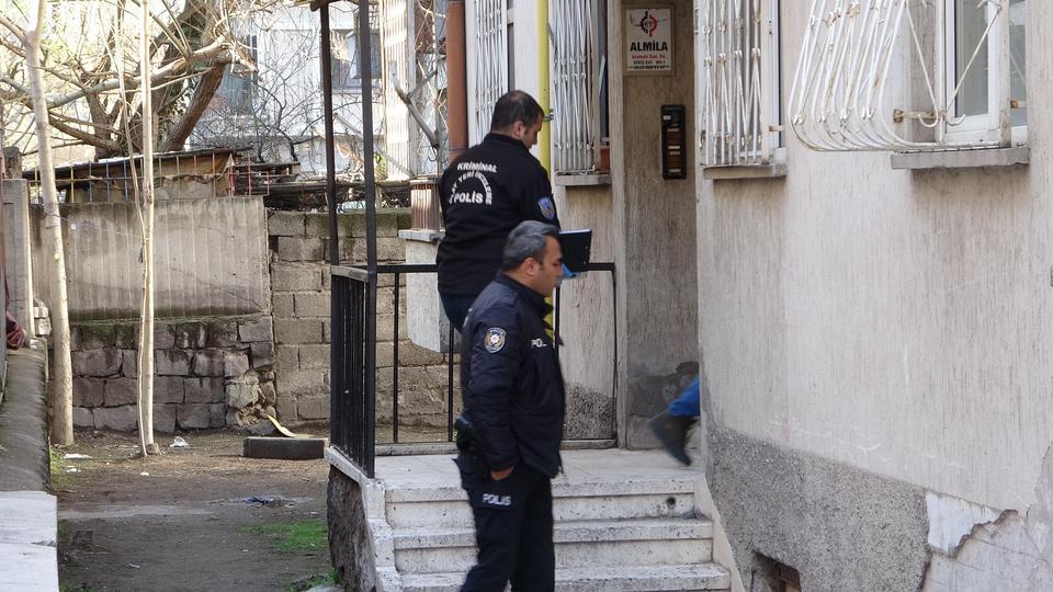 GENÇ KIZ ANNESİNİ DEFALARCA BIÇAKLAYARAK ÖLDÜRDÜ