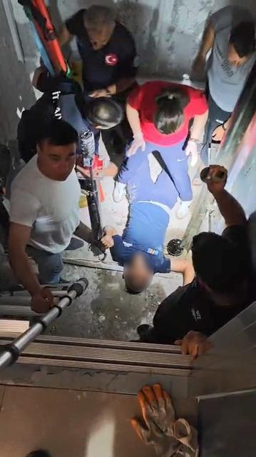 Asansör boşluğuna düşen genç kurtarıldı