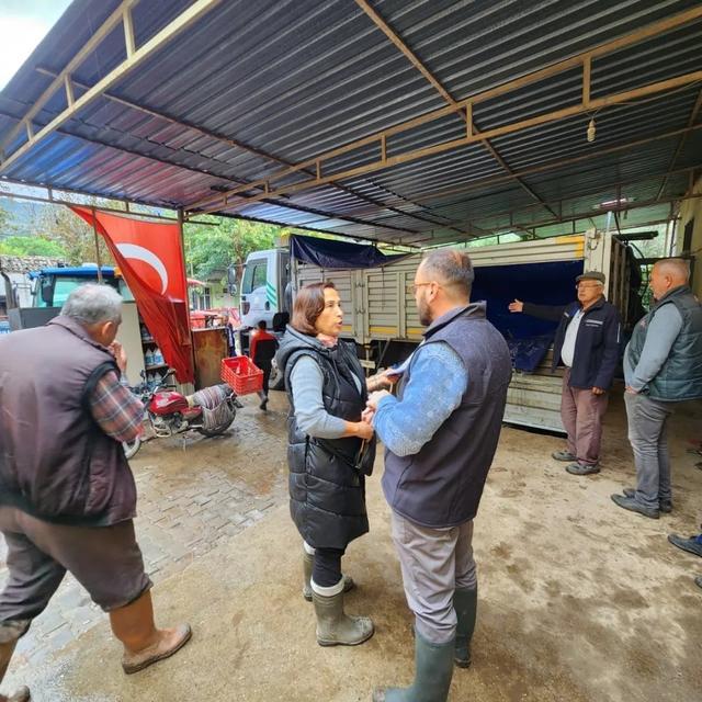 SÖKE'DE SEL MAĞDURLARINA YEM DESTEĞİ