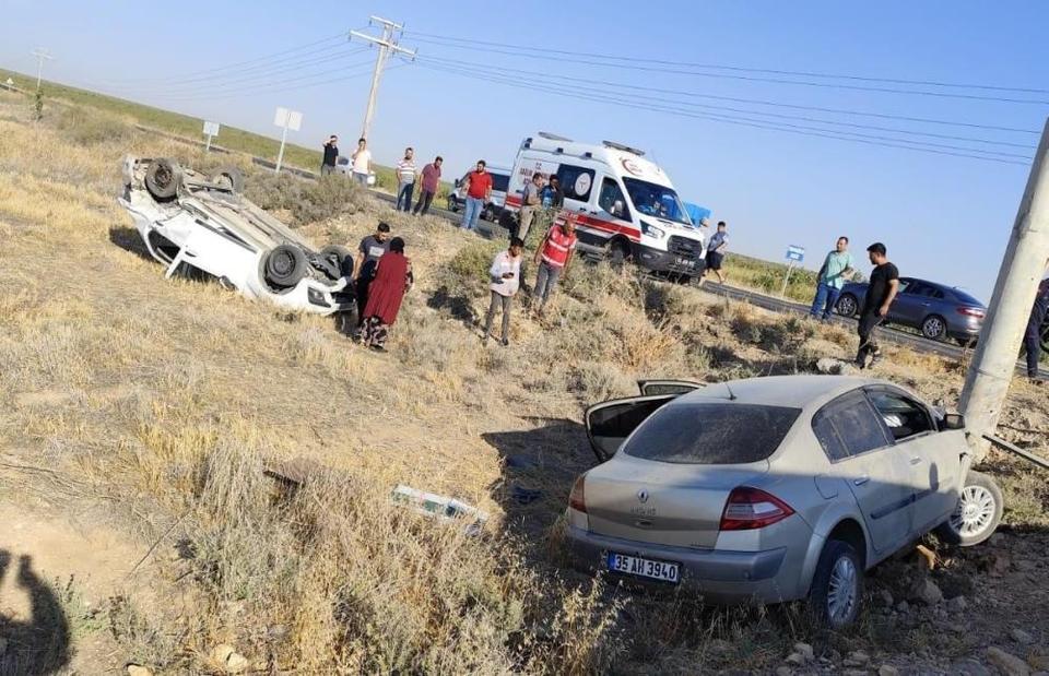 Kontrolden çıkan otomobiller şarampole devrildi: 4 yaralı