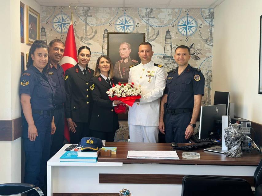Aydın İl Jandarma Komutanlığı'ndan 'çiçekli' kutlama