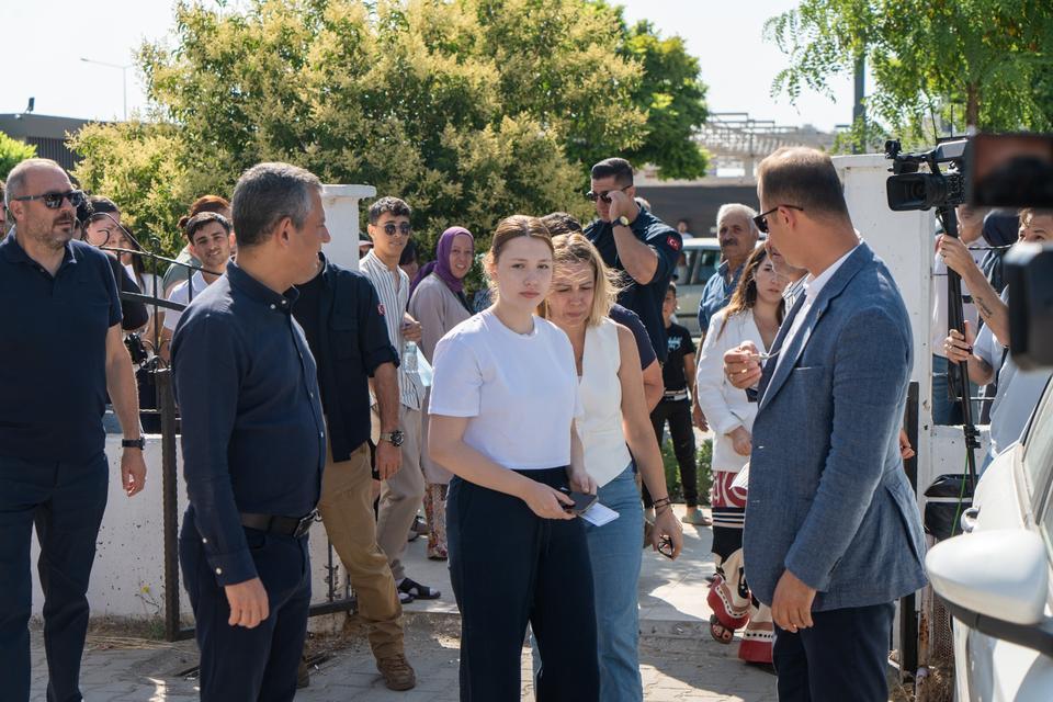 CHP lideri Özel, Başkan Zeyrek'in kızını YKS'nin ikinci oturumunda da yalnız bırakmadı