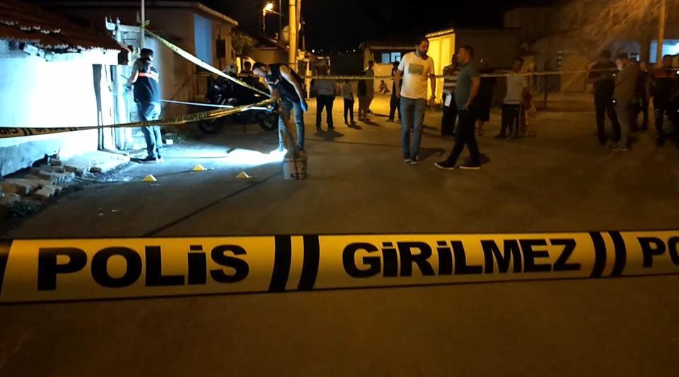 75 yaşındaki adam eşine sinirlenip sokak ortasında kendini vurdu
