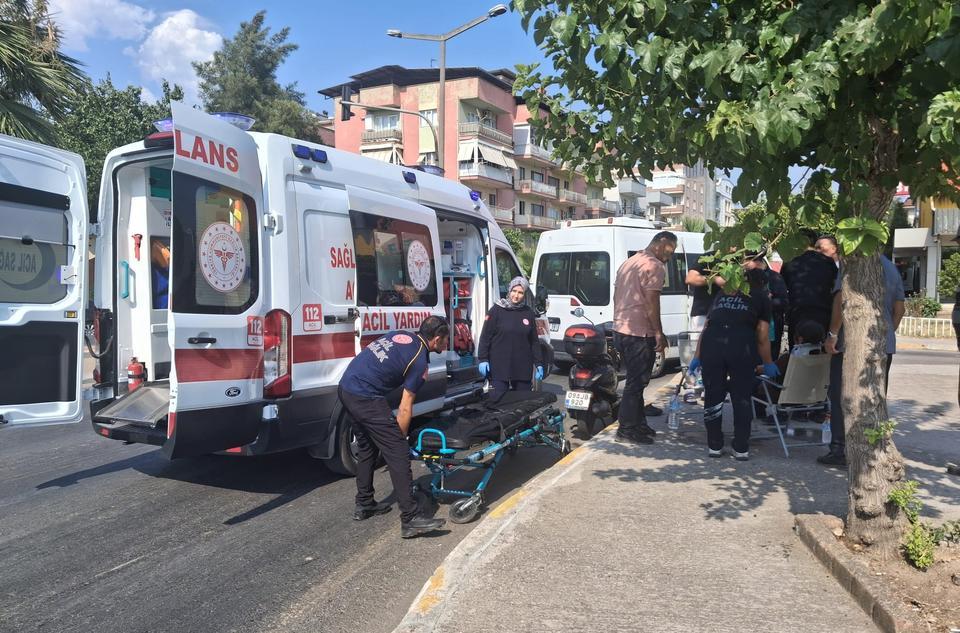 Aydın’da servis minibüsü motosiklete çarptı! Kadın sürücü yola savruldu