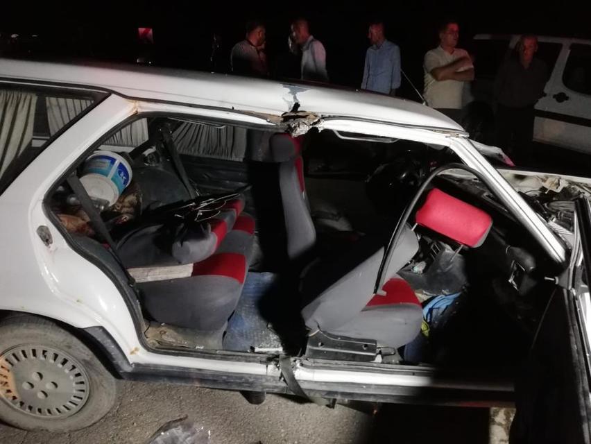 Hafif ticari araç ile otomobil çarpıştı: 8 yaralı