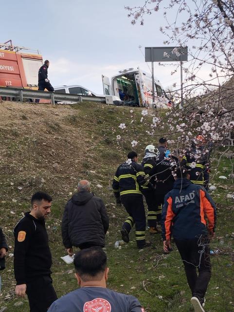 SİİRT'TE OTOMOBİL ŞARAMPOLE YUVARLANDI: 1 ÖLÜ, 2 YARALI