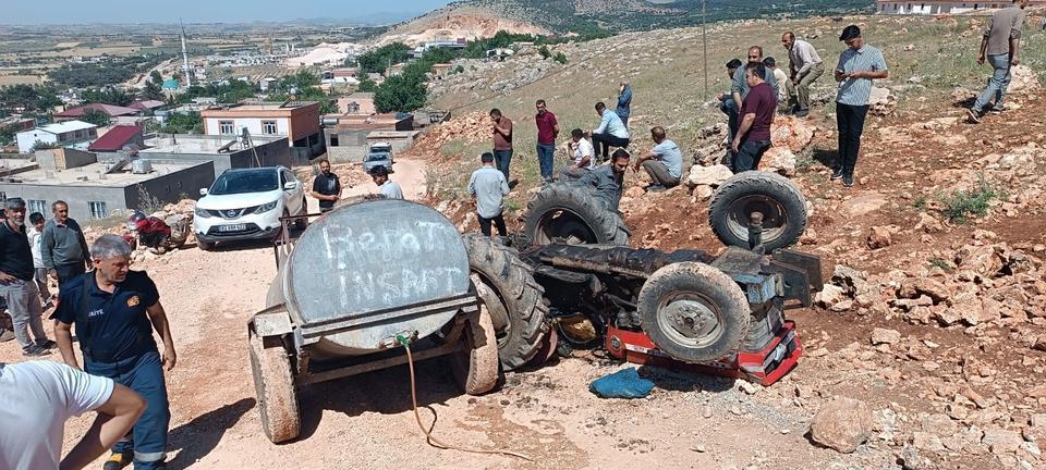 DEVRİLEN TRAKTÖRÜN ALTINDA KALARAK AĞIR YARALANDI