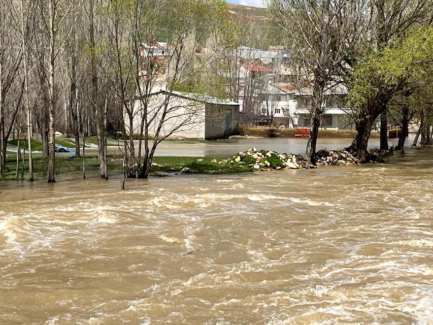 BAYBURT'TA KUVVETLİ YAĞIŞ SONRASI DERE TAŞTI: KÖY SU ALTINDA KALDI