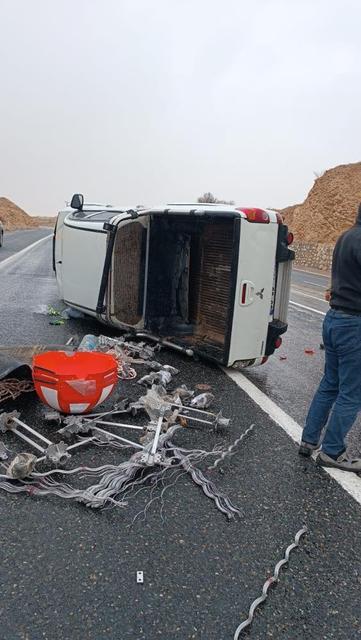 Kaygan yolda kamyonet devrildi