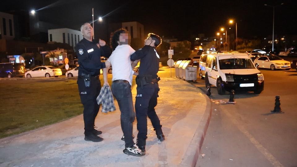 Ambulans çağrılan evdeki bıçaklı kavgada sağlık personeli mahsur kaldı