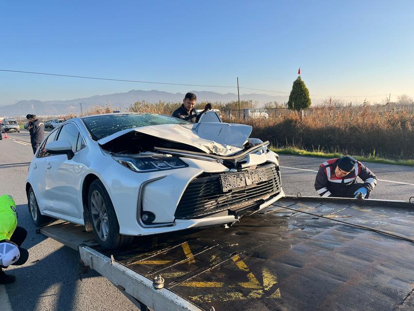 İNCİRLİOVA'DA OTOMOBİL MOTOSİKLETE ÇARPTI: 1 ÖLÜ