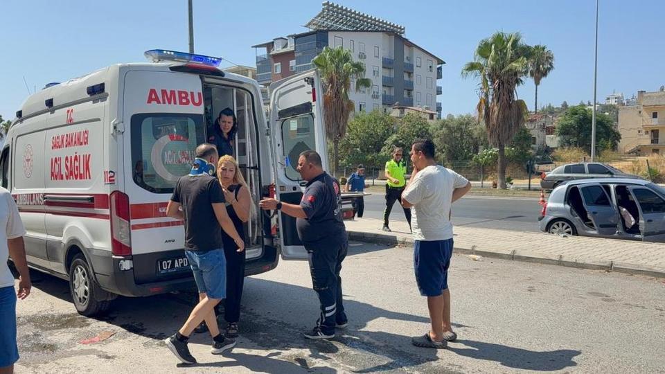 3 otomobilin karıştığı zincirleme kazada 2 kişi yaralandı