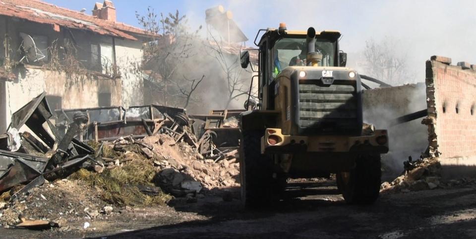 Köyde otomobil patladı, 3 ev kül oldu