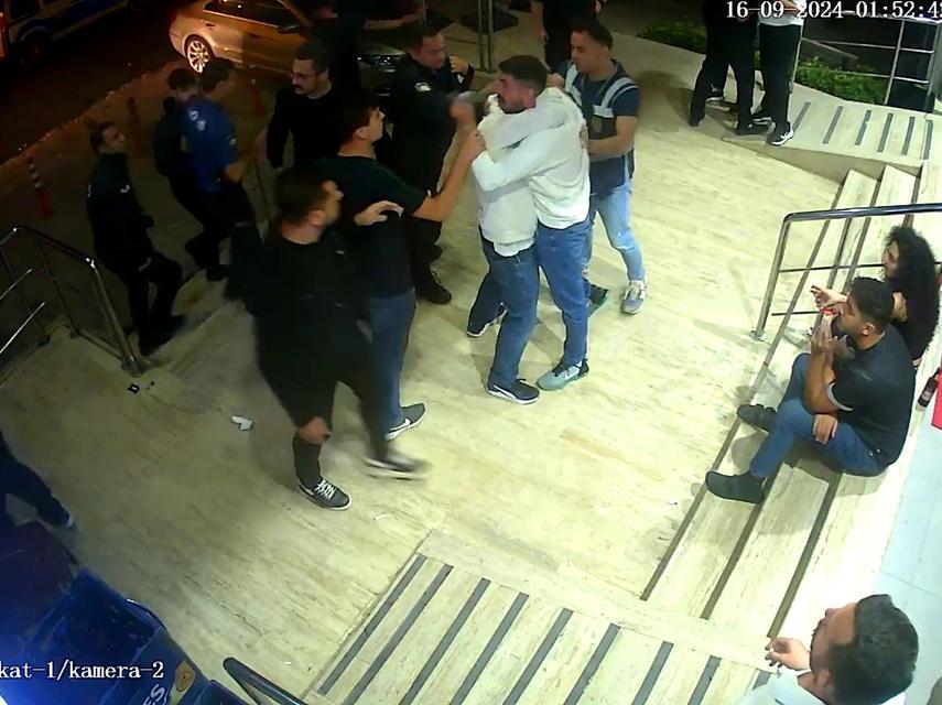 CHP'Lİ MECLİS ÜYESİNİN ALKOLLÜ MEKANINDA HESAP KAVGASI FAZLA PARA İSTENDİĞİNİ İDDİA EDEN MÜŞTERİLER, CHP KAPAKLI BELEDİYE MECLİS ÜYESİ CENGİZ GEZER VE KORUMALARI TARAFINDAN DARP EDİLDİ