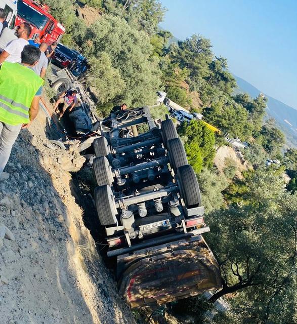 Aydın plakalı tır devrildi: Sürücü ağır yaralandı