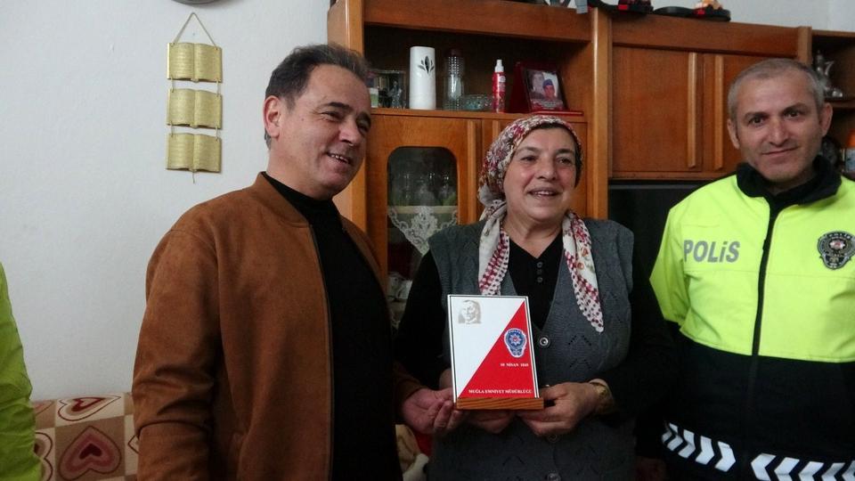 POLİS HELİKOPTERİNE BAYRAK SALLAYAN AYŞE TEYZE: "AĞLAYA AĞLAYA İÇERİ GİRDİM, ÇOK DUYGULANDIM" AYŞE TEYZENİN VATAN VE BAYRAK SEVGİSİ KARŞILIKSIZ KALMADI