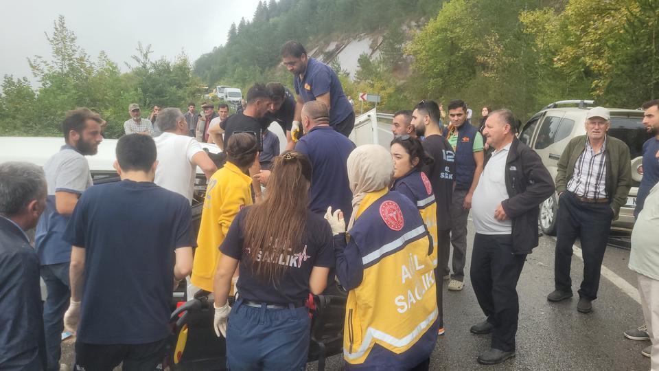 İKİ ARACIN ÇARPIŞTIĞI KAZADA 7 KİŞİ YARALANDI, ARACIN ÖN CAMINA SIKIŞAN VATANDAŞI İTFAİYE KURTARDI