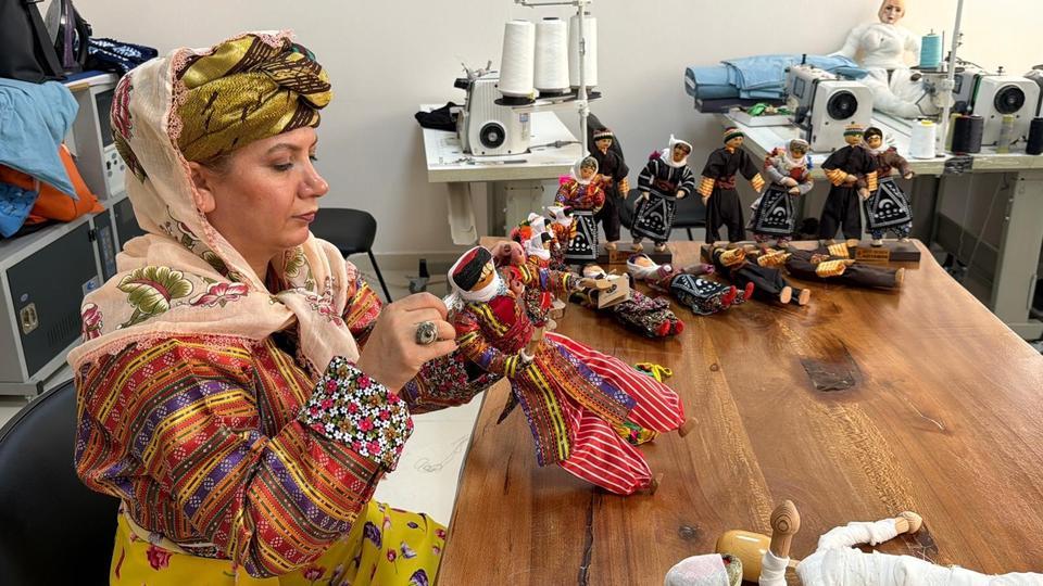Anneannesinin mirasını bebeklerle dünyaya tanıttı