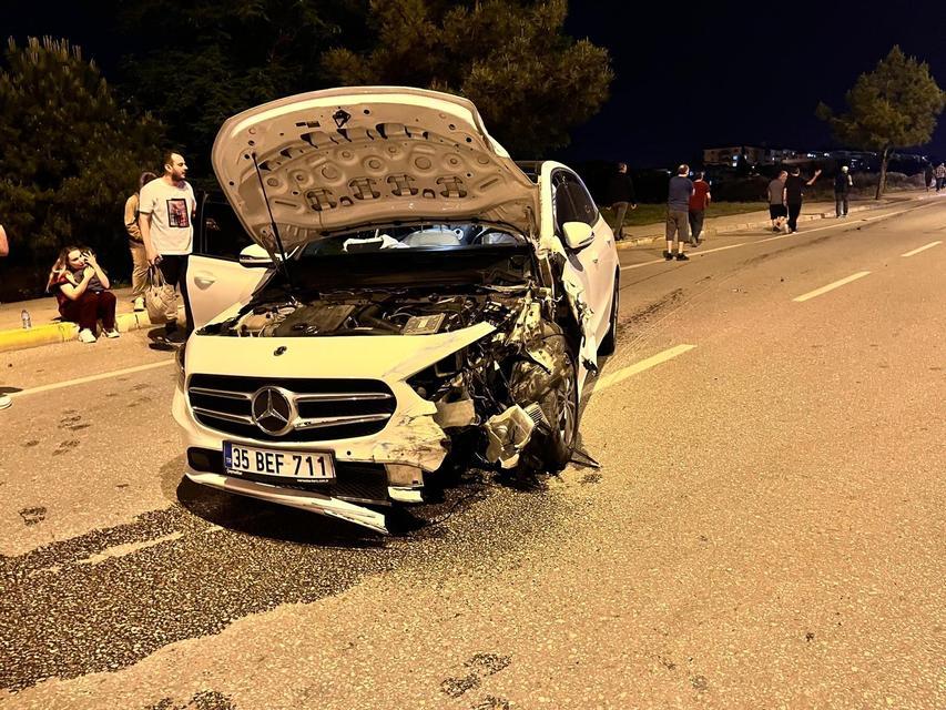 LÜKS ARAÇLA ÇARPIŞAN TOFAŞ İKİYE BÖLÜNDÜ İKİ OTOMOBİLİN KARIŞTIĞI KAZDA OTOMOBİLLERDEN BİRİ İKİYE BÖLÜNDÜ